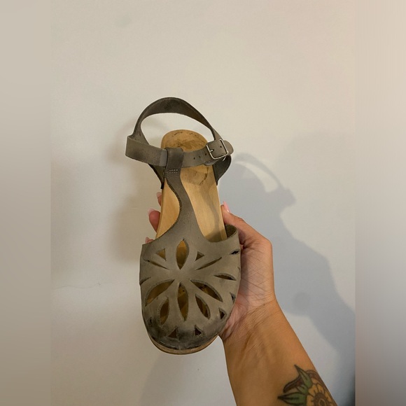 Swedish Hasbeens Mary Jane lacy clogs size 8 with wooden sole and buckle closure - Picture 13 of 15